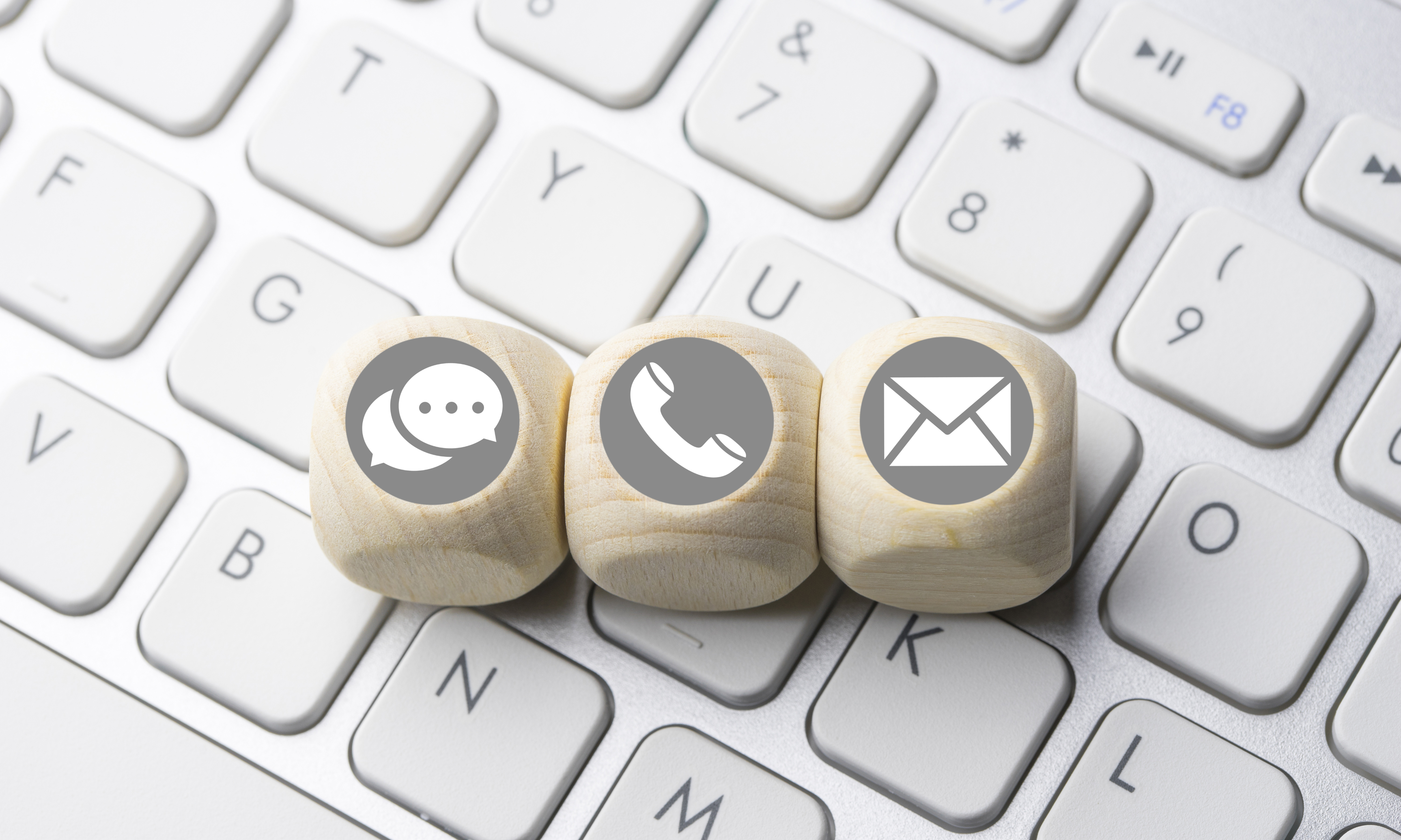チャット、電話、メールによるお問い合わせをイメージしたアイコン（キーボード背景）